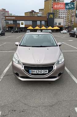 Хетчбек Peugeot 208 2015 в 