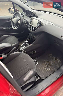 Хетчбек Peugeot 208 2015 в 