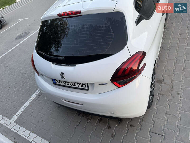 Хетчбек Peugeot 208 2016 в Києві