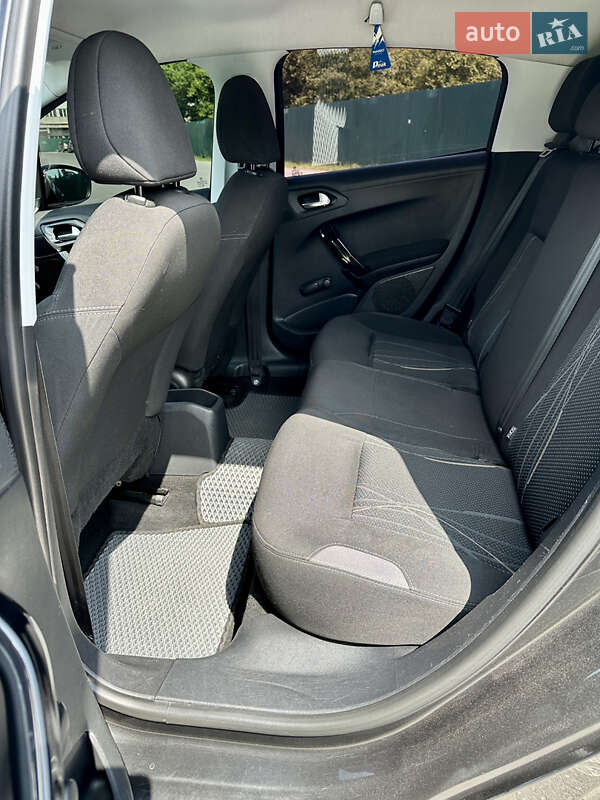 Хетчбек Peugeot 208 2012 в Івано-Франківську