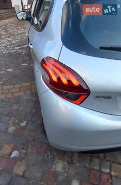 Хетчбек Peugeot 208 2015 в 