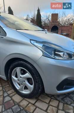 Хетчбек Peugeot 208 2015 в 