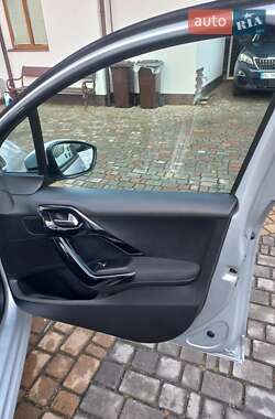 Хетчбек Peugeot 208 2015 в 