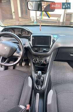Хетчбек Peugeot 208 2015 в 