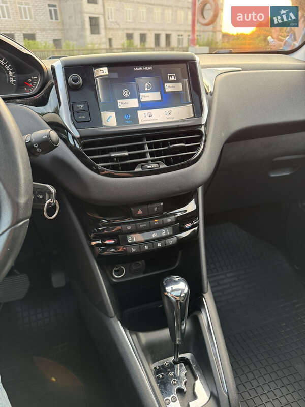 Хэтчбек Peugeot 208 2013 в Виннице