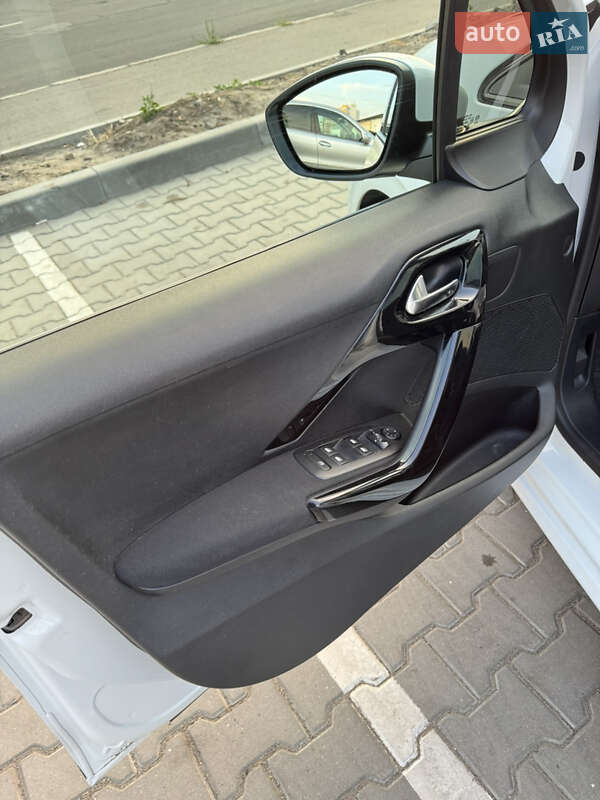 Хэтчбек Peugeot 208 2013 в Виннице