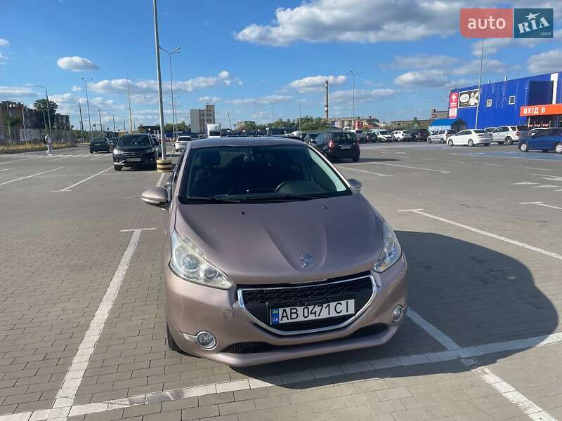 Хетчбек Peugeot 208 2013 в Вінниці