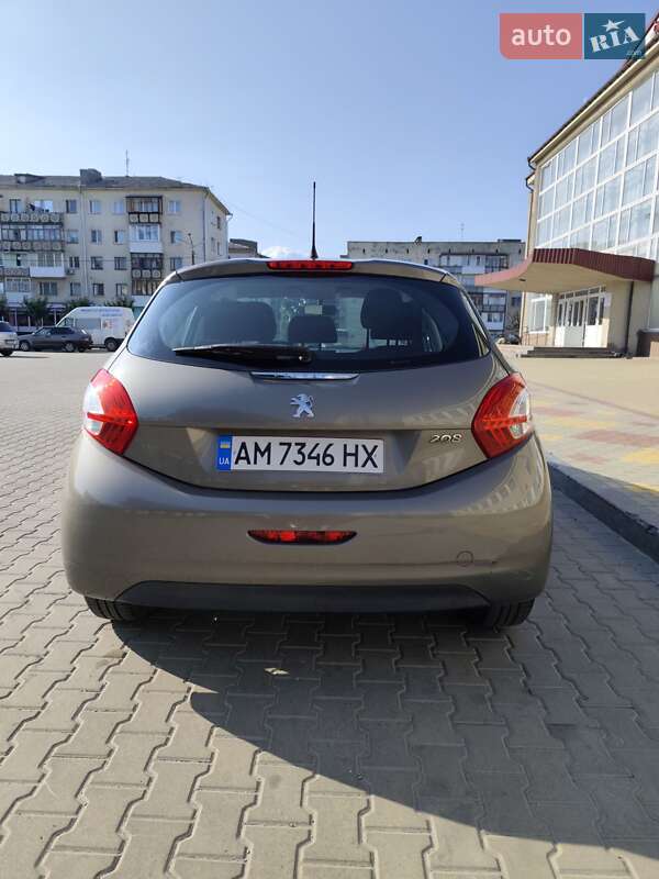 Хетчбек Peugeot 208 2013 в Звягелі