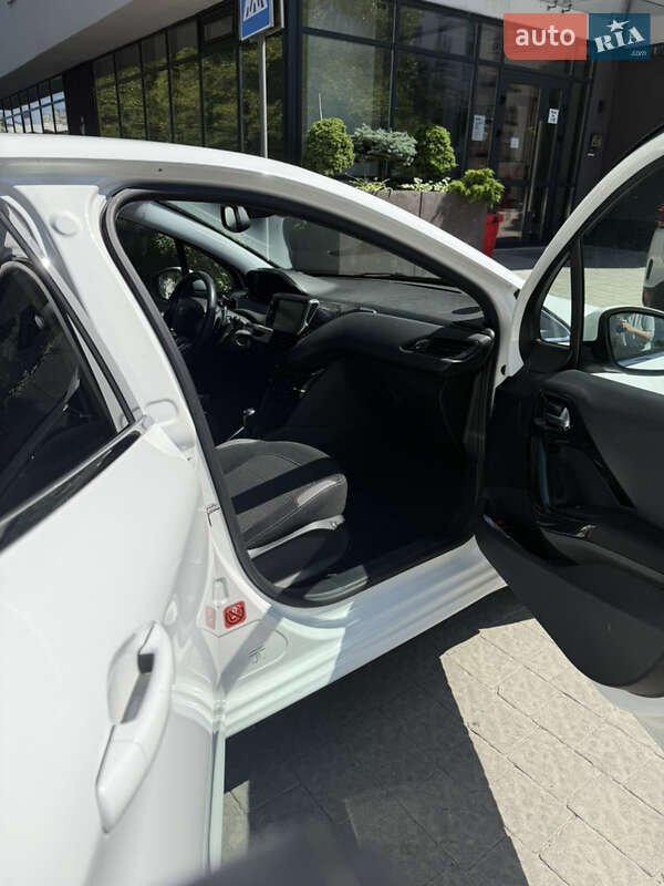 Хэтчбек Peugeot 208 2016 в Львове