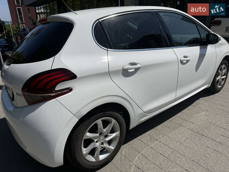 Хэтчбек Peugeot 208 2016 в Львове