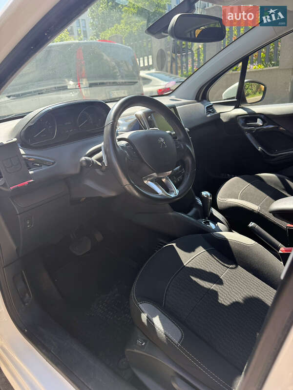 Хэтчбек Peugeot 208 2016 в Львове