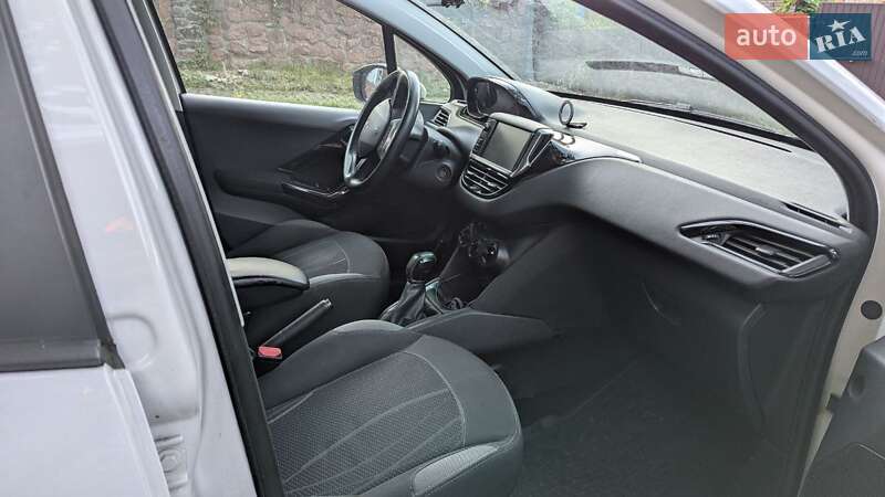 Хэтчбек Peugeot 208 2013 в Киеве фото 5 Хэтчбек Peugeot 208 2013 в Киеве