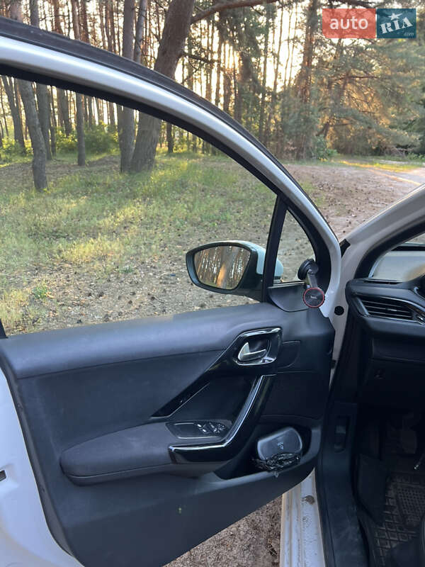 Хэтчбек Peugeot 208 2013 в Харькове