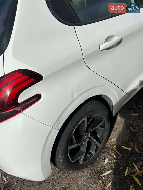Хэтчбек Peugeot 208 2016 в Киеве фото 6 Хэтчбек Peugeot 208 2016 в Киеве