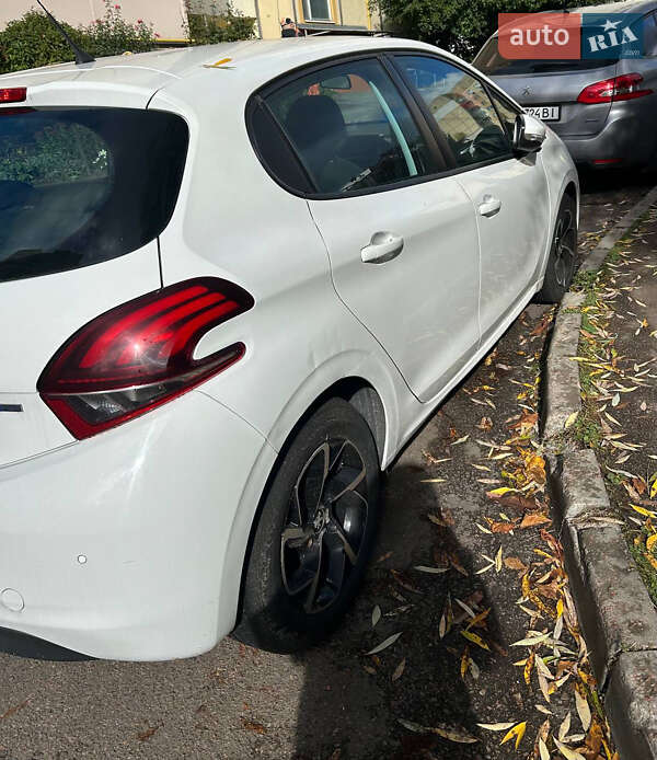 Хэтчбек Peugeot 208 2016 в Киеве фото 5 Хэтчбек Peugeot 208 2016 в Киеве
