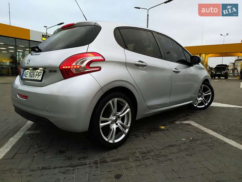 Хетчбек Peugeot 208 2013 в Дніпрі