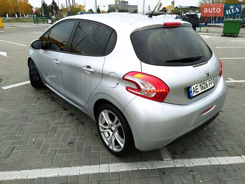 Хетчбек Peugeot 208 2013 в Дніпрі