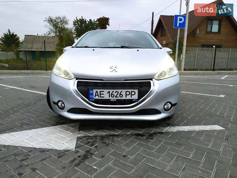 Хетчбек Peugeot 208 2013 в Дніпрі