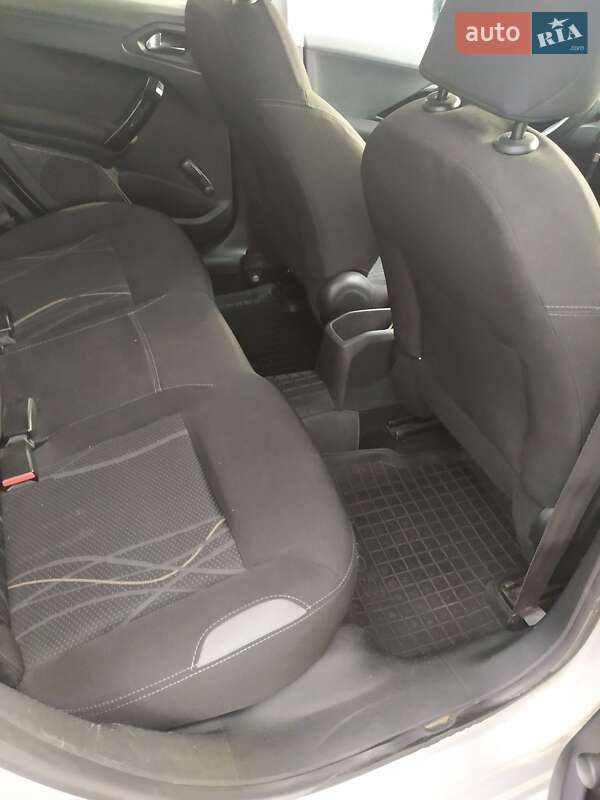 Хетчбек Peugeot 208 2013 в Дніпрі