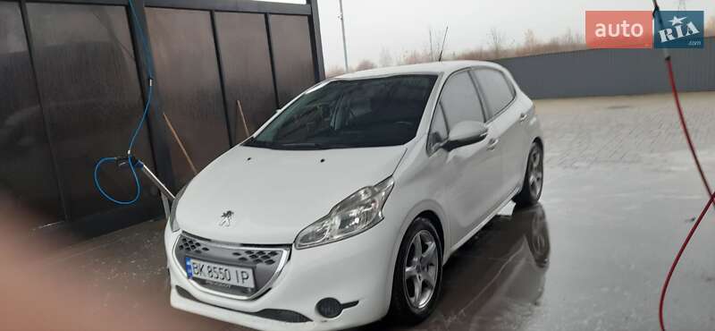Хэтчбек Peugeot 208 2012 в Брошневе-Осаде