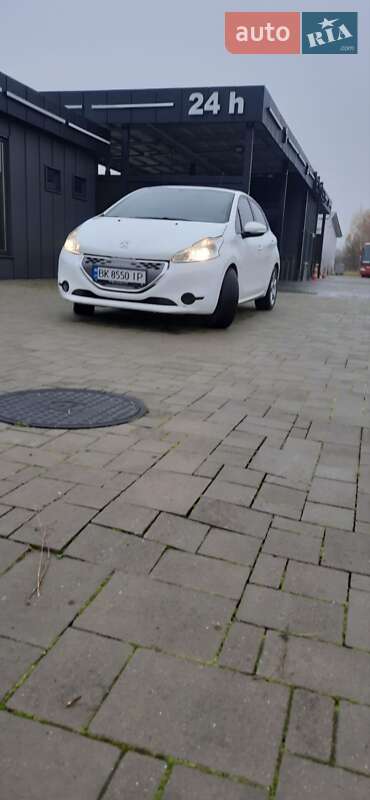 Хэтчбек Peugeot 208 2012 в Брошневе-Осаде