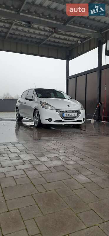 Хэтчбек Peugeot 208 2012 в Брошневе-Осаде