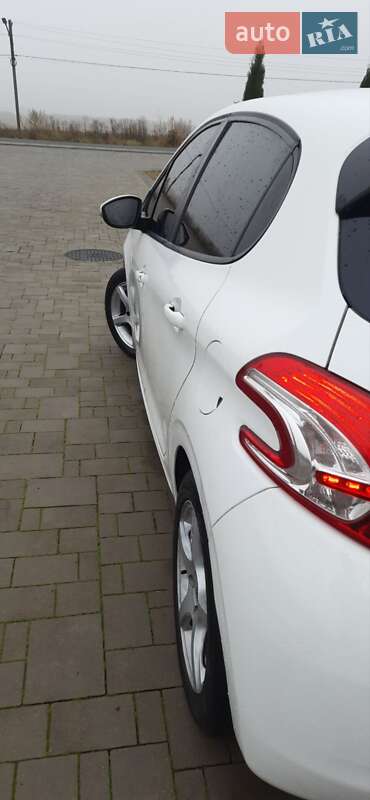 Хэтчбек Peugeot 208 2012 в Брошневе-Осаде