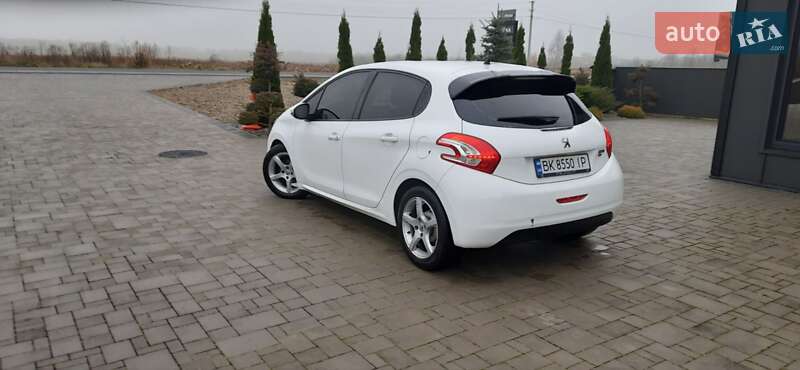 Хэтчбек Peugeot 208 2012 в Брошневе-Осаде