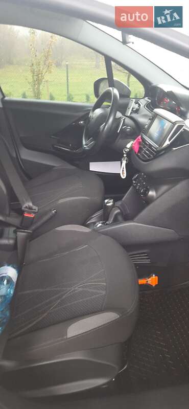 Хэтчбек Peugeot 208 2012 в Брошневе-Осаде