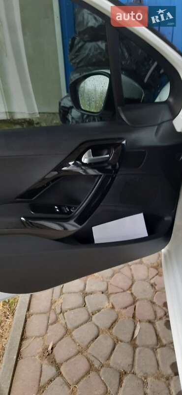 Хэтчбек Peugeot 208 2012 в Брошневе-Осаде