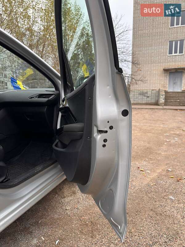 Хетчбек Peugeot 208 2017 в Южноукраїнську