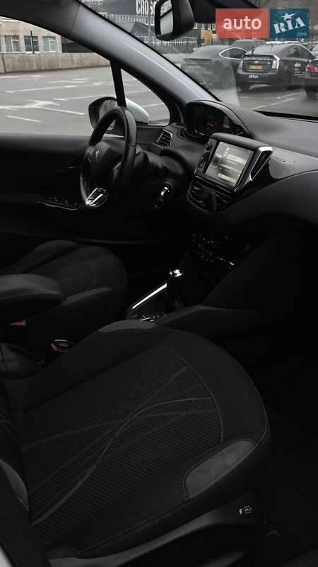 Хэтчбек Peugeot 208 2013 в Киеве