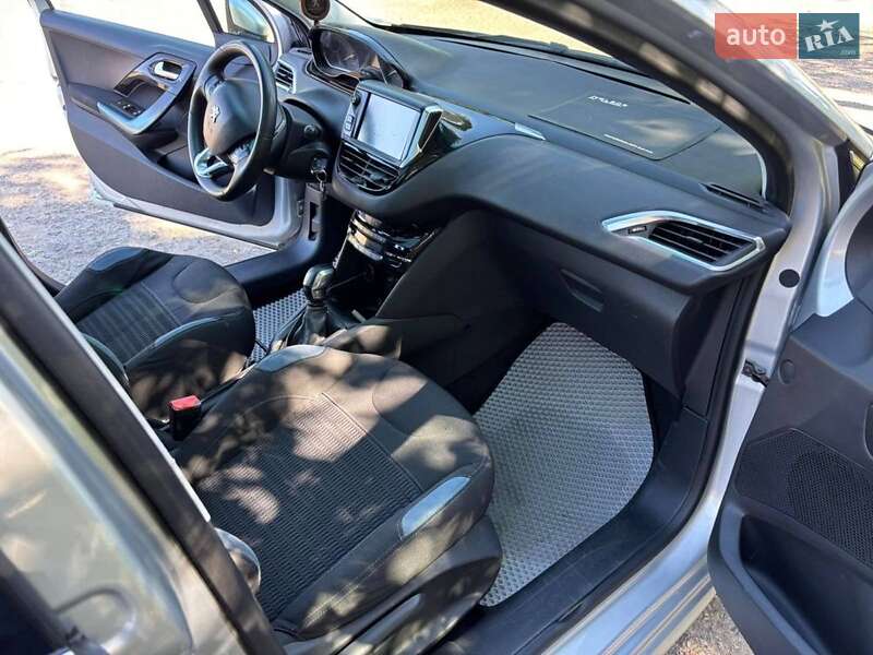 Хэтчбек Peugeot 208 2012 в Савинцах