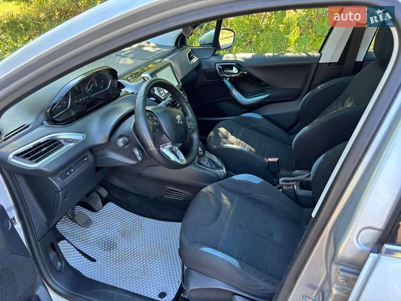 Хэтчбек Peugeot 208 2012 в Савинцах