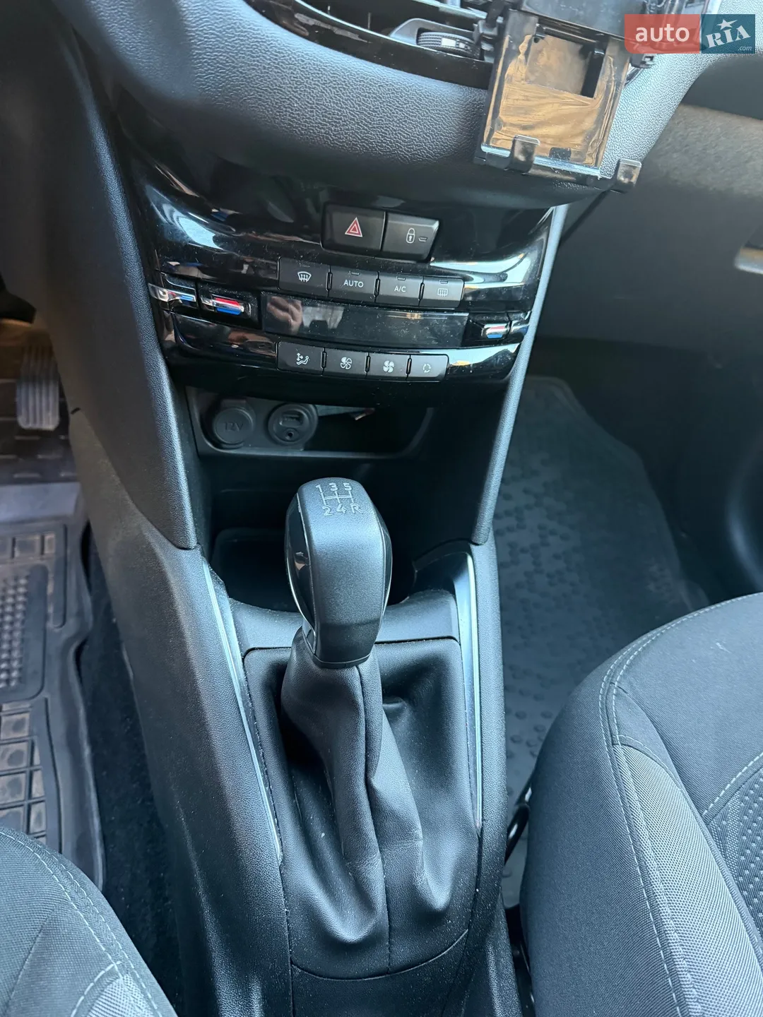 2013 Peugeot 208 - мініатюра 9