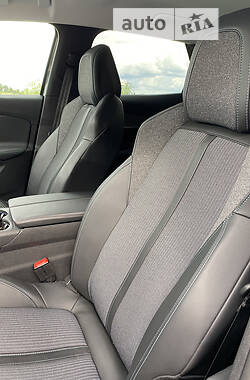 Позашляховик / Кросовер Peugeot 3008 2022 в 