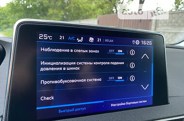 Позашляховик / Кросовер Peugeot 3008 2022 в 