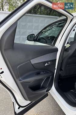Позашляховик / Кросовер Peugeot 3008 2019 в 