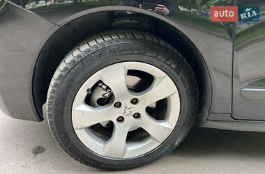 Позашляховик / Кросовер Peugeot 3008 2012 в 
