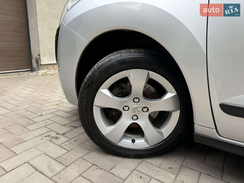 Позашляховик / Кросовер Peugeot 3008 2011 в Луцьку
