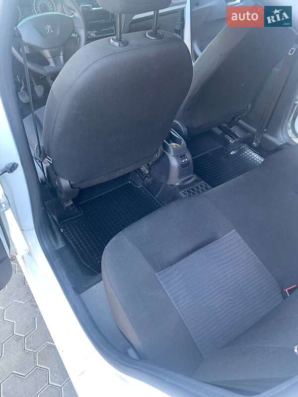 Седан Peugeot 301 2013 в Києві