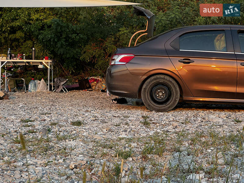 Седан Peugeot 301 2013 в Києві