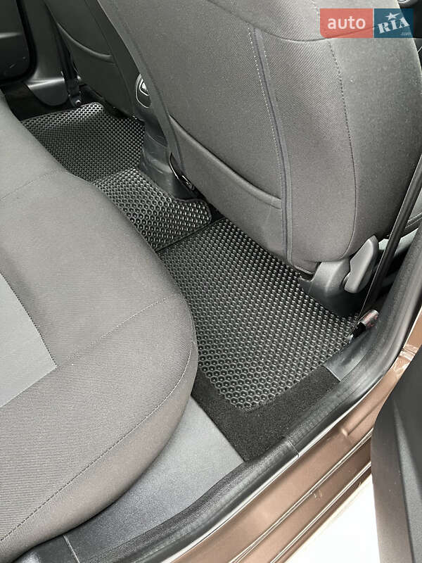 Седан Peugeot 301 2013 в Києві