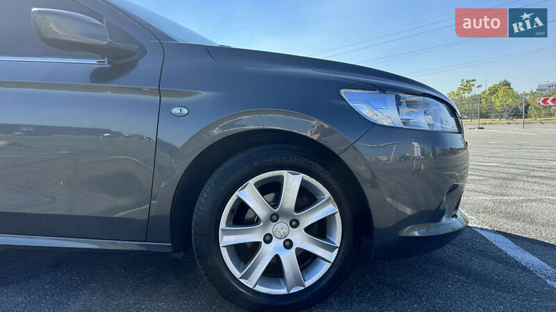 Седан Peugeot 301 2013 в Києві