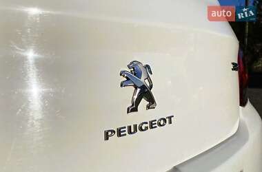 Седан Peugeot 301 2017 в Хмельницком