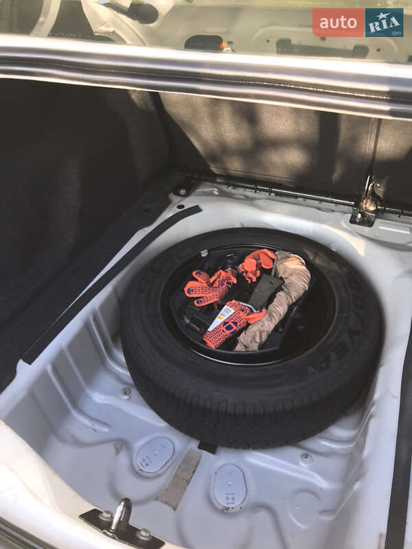 Седан Peugeot 301 2016 в Карлівці