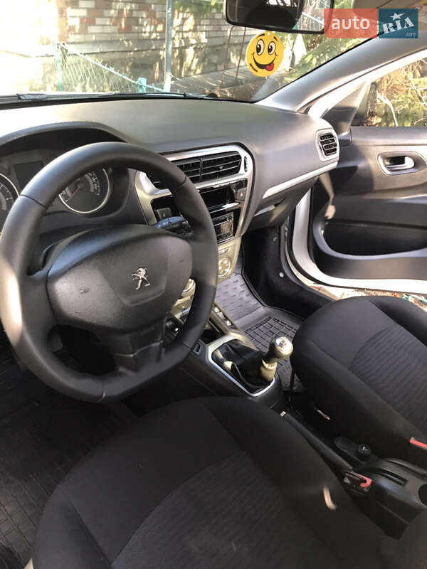 Седан Peugeot 301 2016 в Карлівці