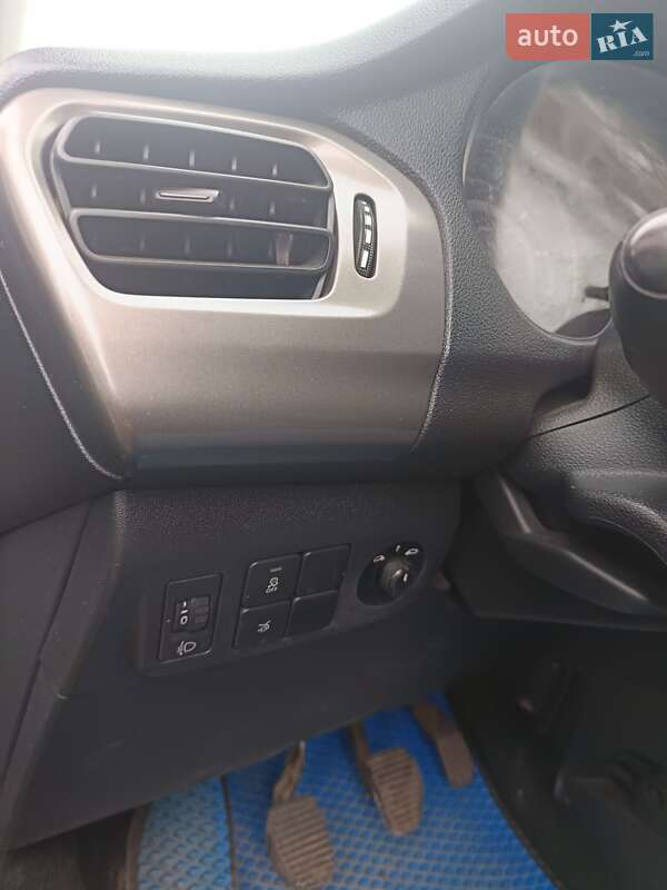 Седан Peugeot 301 2016 в Сумах