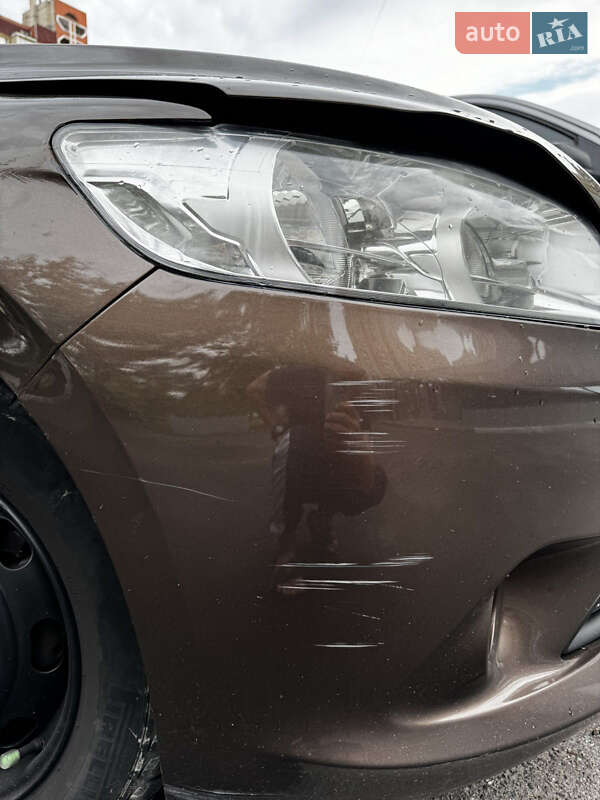 Седан Peugeot 301 2013 в Києві