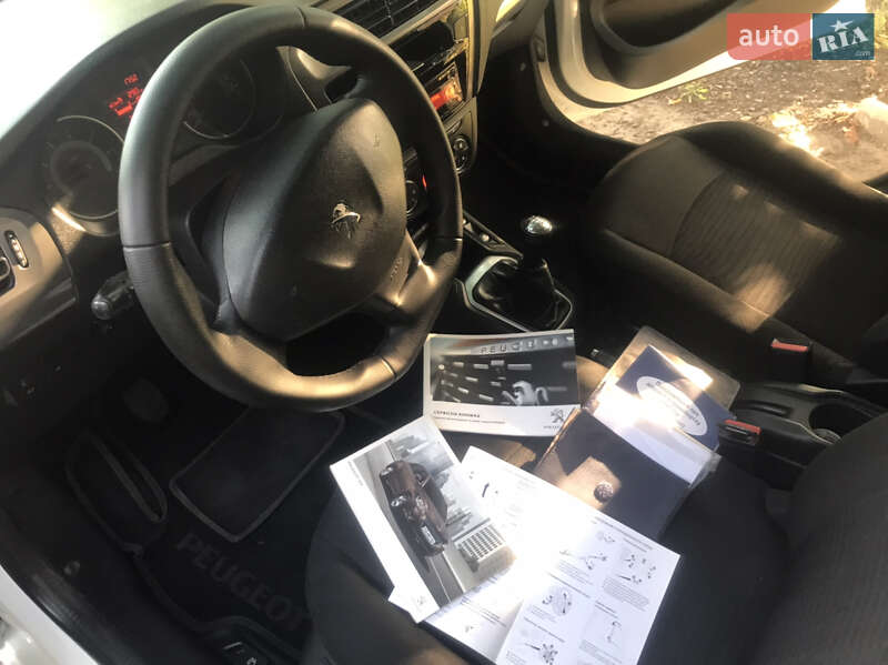 Седан Peugeot 301 2016 в Карлівці